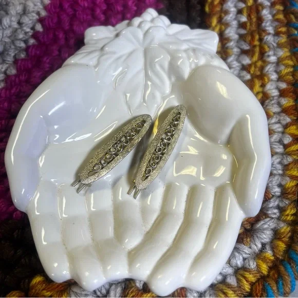Pair of Vintage Golden Hair Clips with Intricate Design - Picture 4 of 13